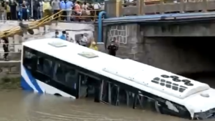 上海一公交车滑入河道后续：59岁司机突发心梗 热心群众爬车内救人