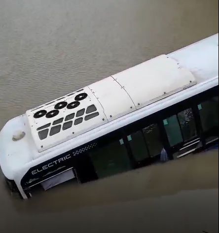 警方通报上海公交车坠河：前站乘客称驾驶员身体不适 车辆滑行坠河