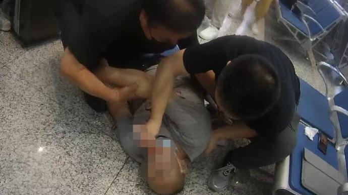 一男子在虹桥火车站突发癫痫 上海医生施救第一步是帮他侧卧