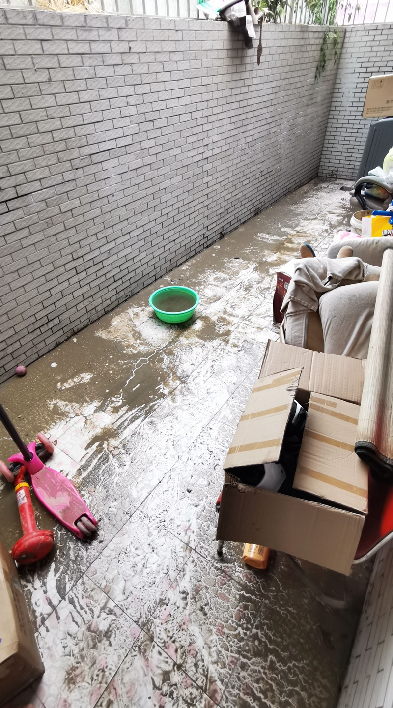 一场大雨西咸新区世纪锦城小区住户家里污水直冒 物业：将联系开发商解决返水问题