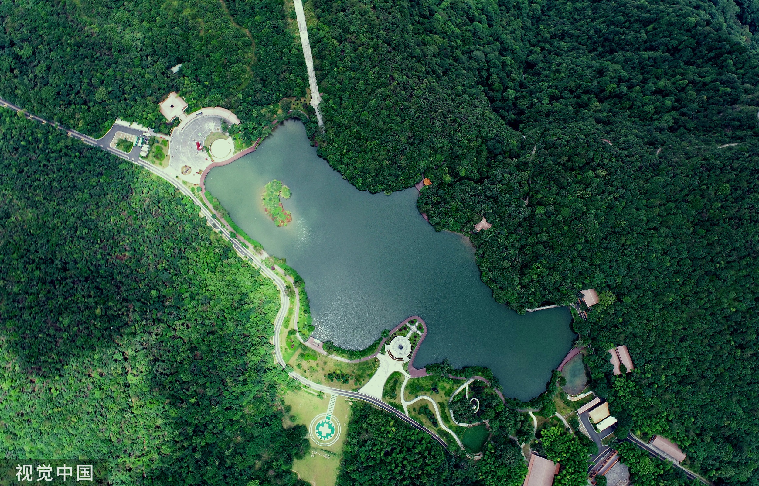 2022年6月27日，江西赣州，航拍安远县三百山的一处水库，植被茂密，水源充沛。视觉中国 图