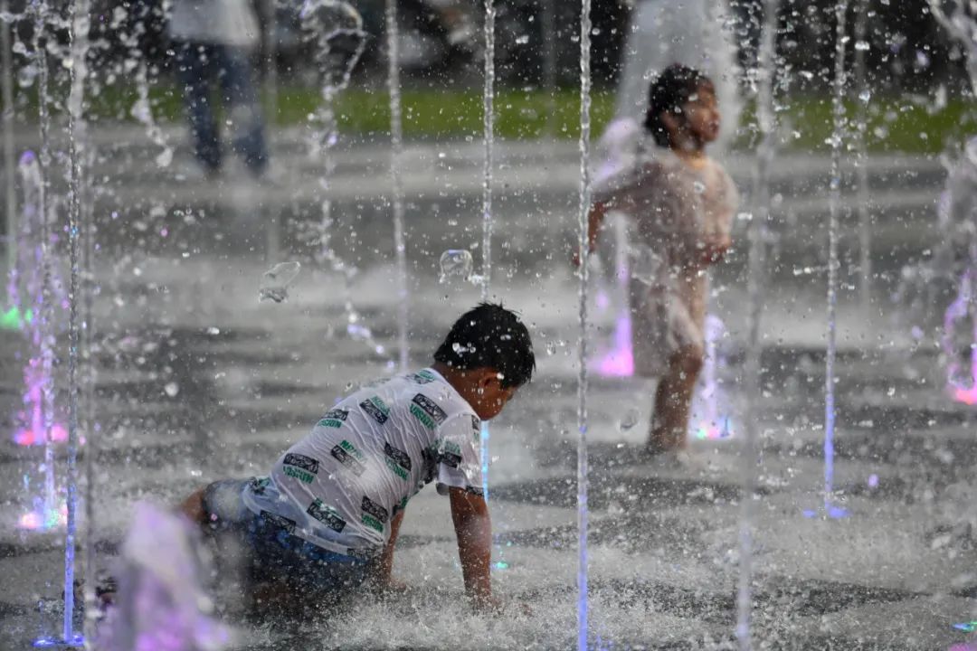 四川热过吐鲁番 多地气温破纪录！今年为何这么热？