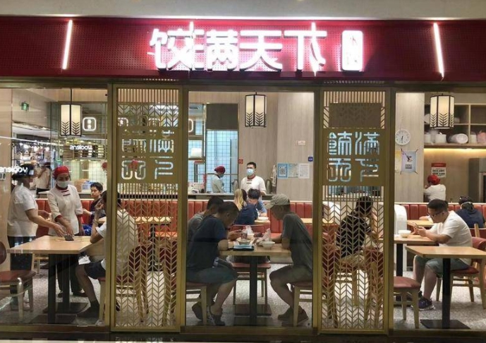 西安曲江创意谷内店家主动公示店员核酸信息 严格扫码后可进店就餐