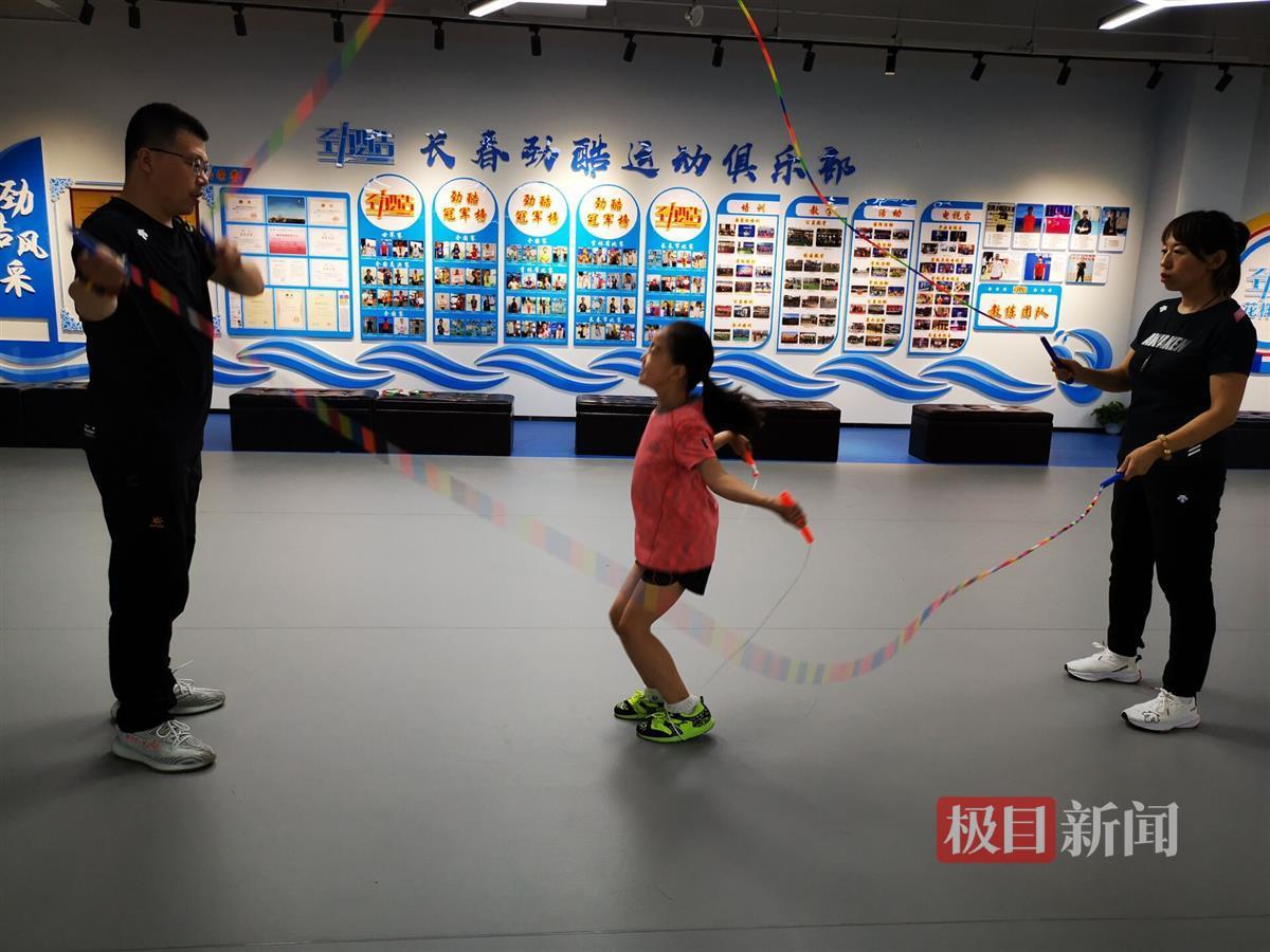 于大伟和妻子蔺晓琳陪女儿练习跳绳（极目新闻记者 刘孝斌拍摄）