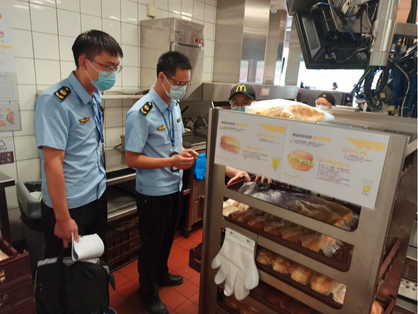 广州市市场监管局对涉事麦当劳餐厅立案调查。