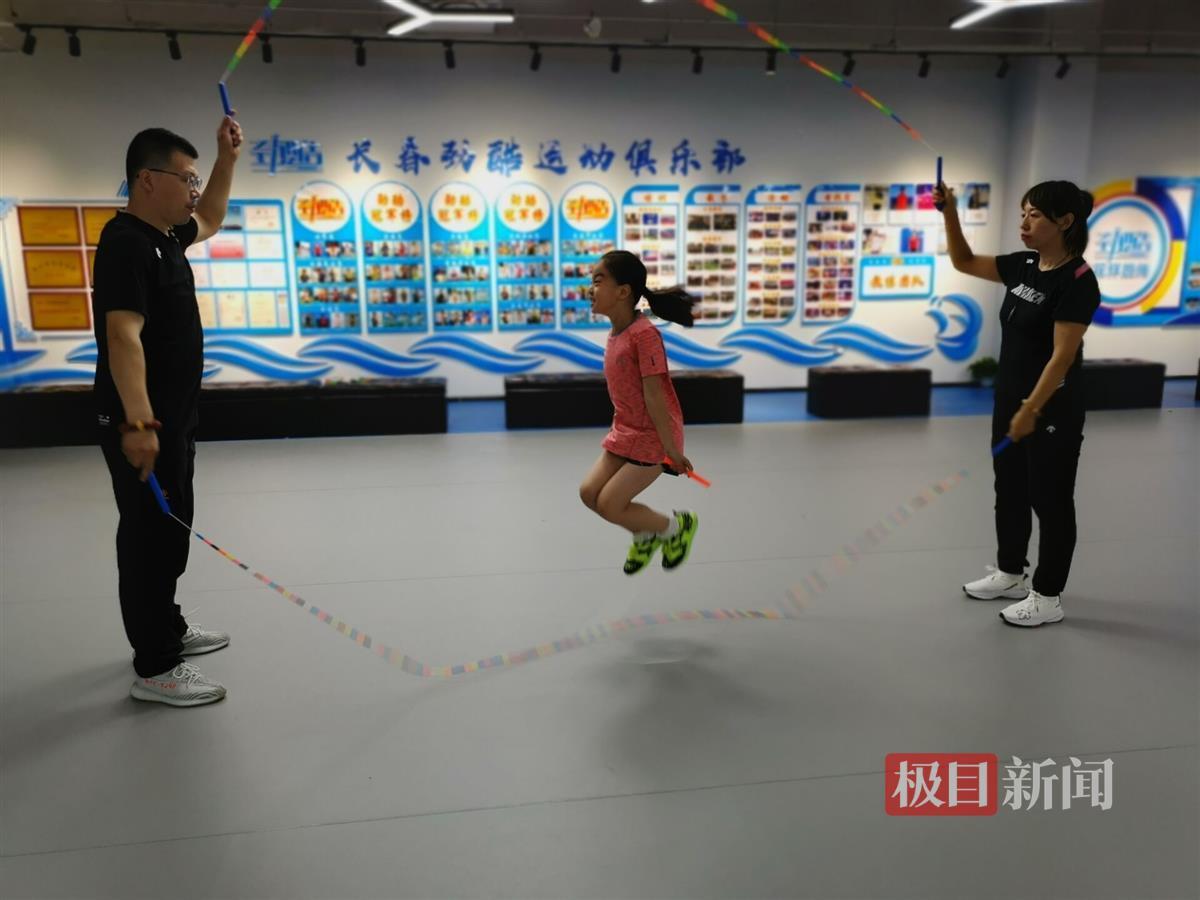 于大伟和妻子蔺晓琳陪女儿练习跳绳（极目新闻记者 刘孝斌拍摄）