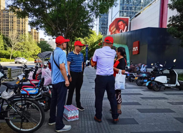 “志愿红”助力文明交通--经开区这个党支部在行动(图2)
