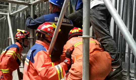 紧急救援！西安一建筑工地工人10米高空坠落被钢筋贯穿胸腔