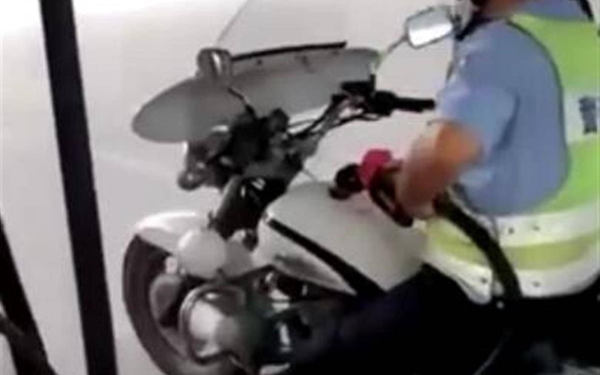 网传警用摩托在加油站“用油枪直接加油” 业内人士：不安全 易造成汽油喷溅