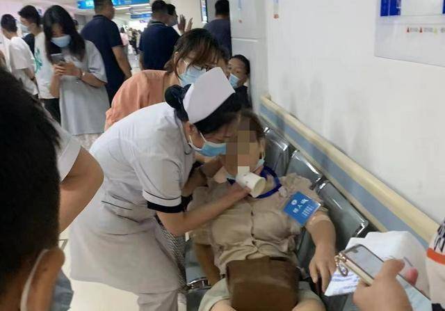 西安一女子在医院门诊突然晕厥 医护人员紧急救治