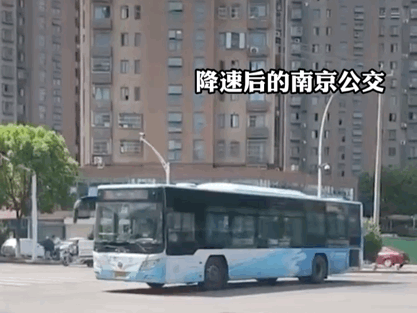热搜!公交车被自行车超车?南京公交道歉