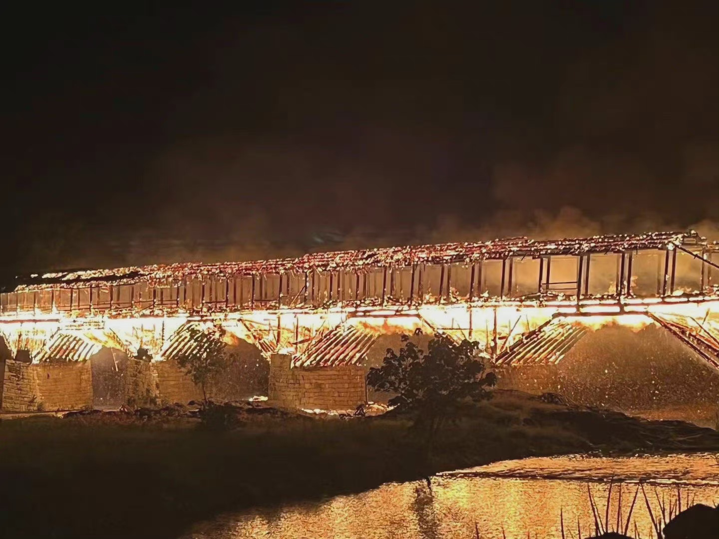 屏南万安桥烧毁 为全国现存最长木拱廊桥