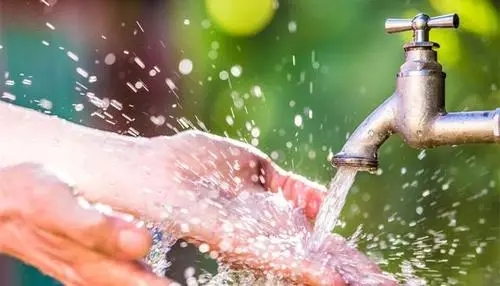 高温下停水三天 西安高陵区虎家村260多户村民村外取水