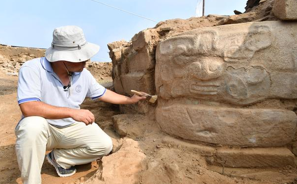 陕西石峁遗址发现大型人面石雕：本体呈圆弧形 镶砌于皇城台大台基西南角的墙体之上