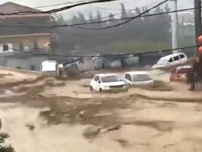 山西吕梁中阳县遭遇强降雨 部分人员被困