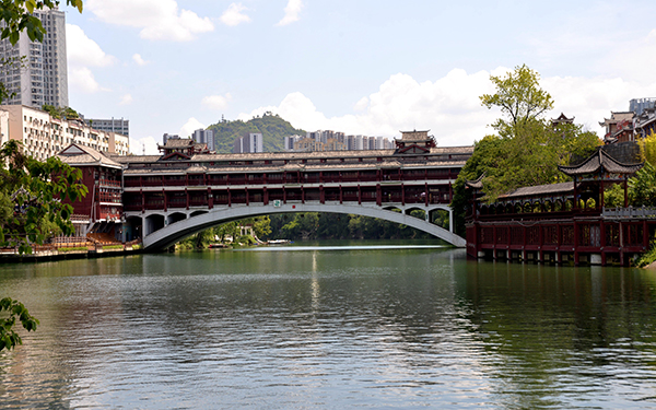 贵州铜仁兴市桥，既是一座桥又是一条三层商业街！