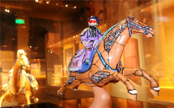 西安博物院：3D打印赛博朋克风“唐三彩”吸睛