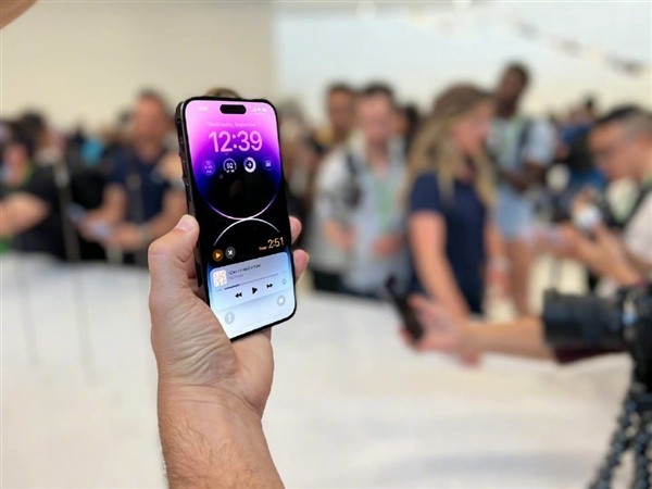 苹果iPhone 14 Pro首发上手：暗紫新配色好看吗？