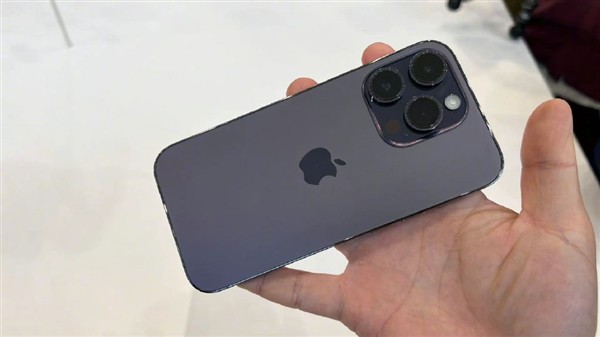 苹果iPhone 14 Pro首发上手：暗紫新配色好看吗？