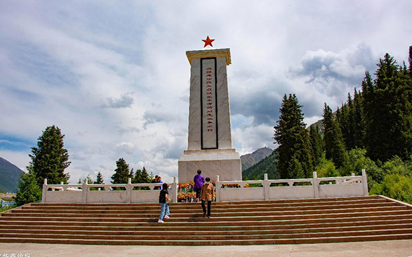 走进新疆：英雄天山路----参观乔尔玛烈士陵园