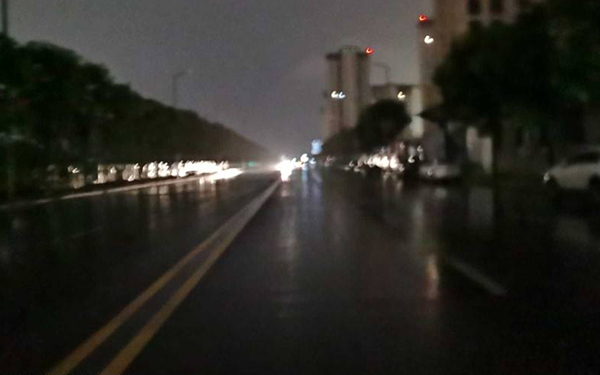 西咸新区文教园路灯开的太晚了！