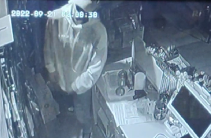 西安一商店深夜被盗 监控显示：男子站在展示柜前“挑选”物品