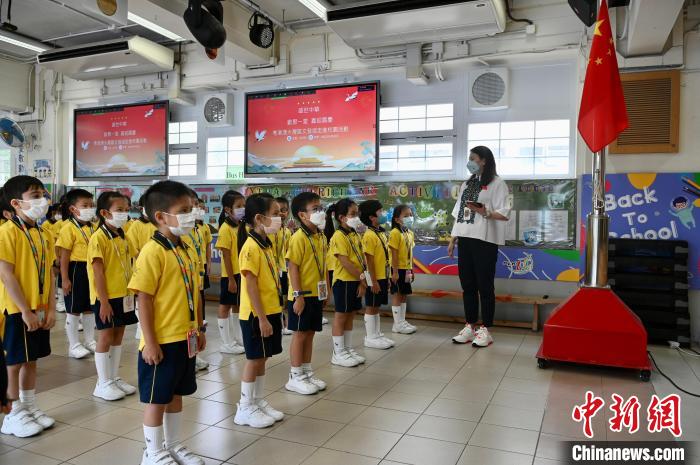 香港小学生整齐的队列学习手语舞。　李志华 摄
