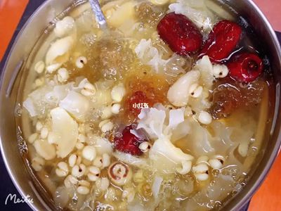 莲子银耳百合羹的做法