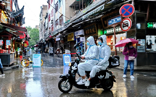 十一随拍:节日逢雨回坊异常冷清