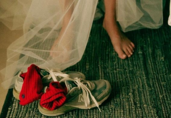 华商头条|孔晓振晒婚礼前试穿婚纱照片 红袜配运动鞋引猜测