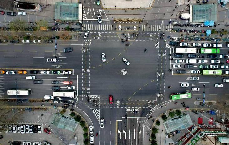 缓解复杂路段交通通行状况 西安多个路口信号灯、车道通行有变化