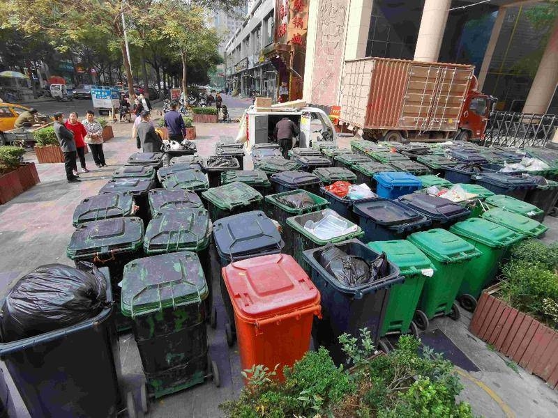 720户居民咋堆了70多个垃圾桶？西安一小区业主维权拖出门外轮流“看守”