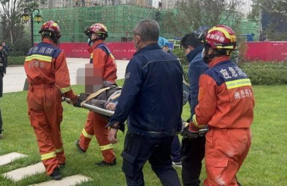 装修工人因踩空坠楼昏迷 西安消防紧急救援