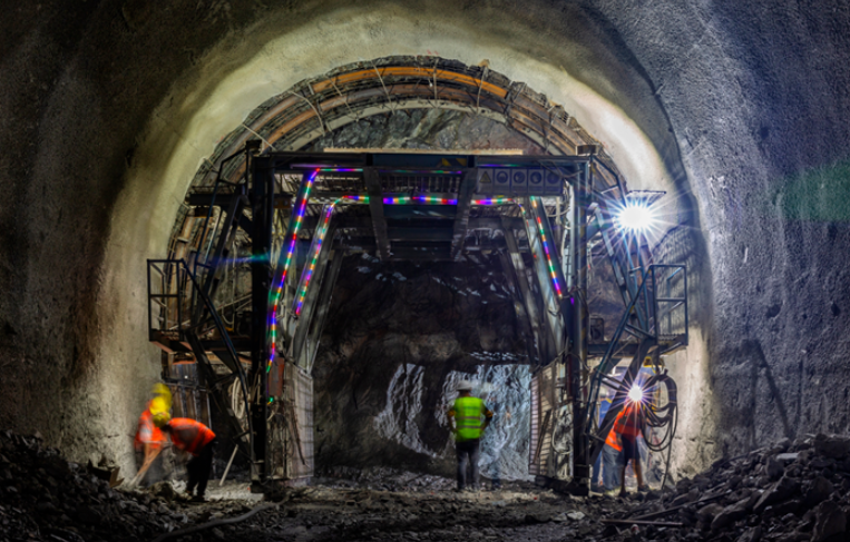 历时217天 西十高铁西岭隧道“一月两洞”贯通