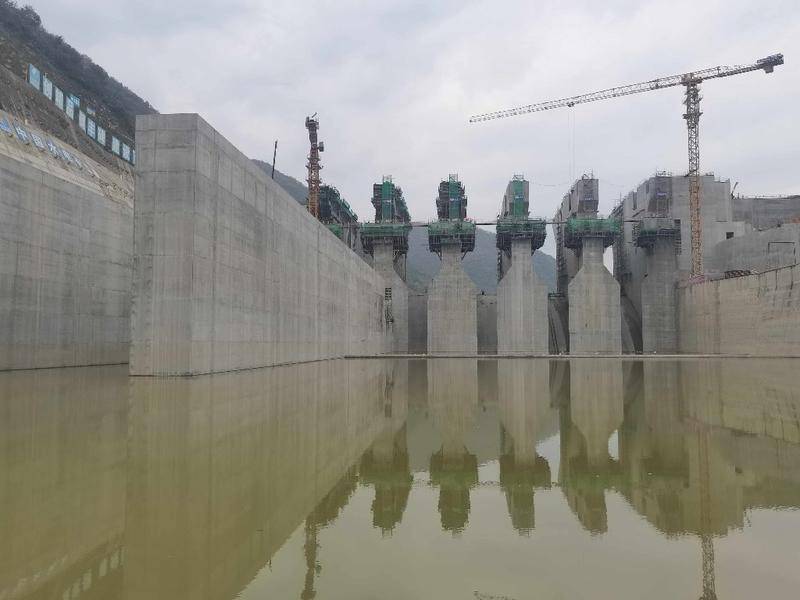 引汉济渭工程黄金峡水利枢纽大坝全线浇筑至顶 全面进入蓄水冲刺阶段