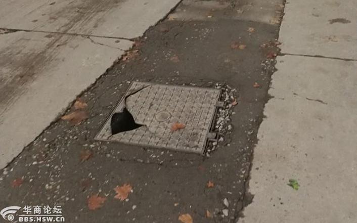 西安环城东路北段这个井盖破损，存在安全隐患！