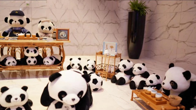 四川工商学院师生创意工艺品“竹与熊猫”亮相世界杯