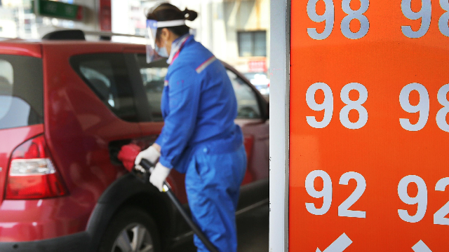 新一轮国内油价调整周期过半 本周国际油价跌超10%