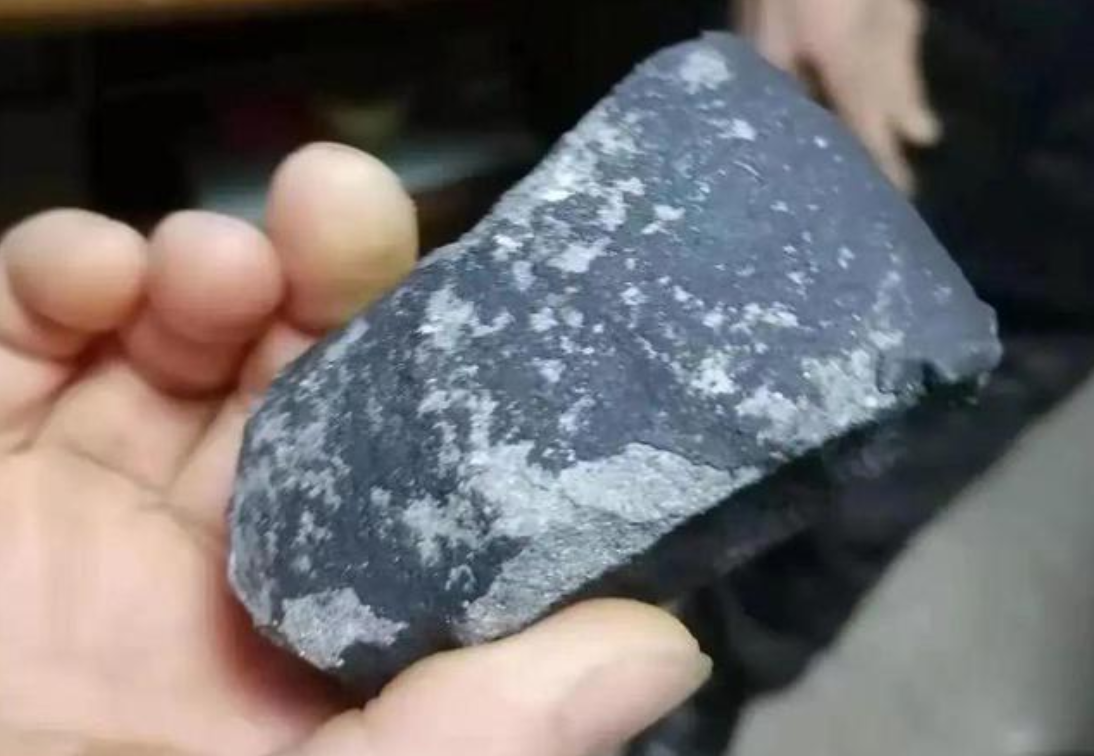 浙江金華多人撿到疑似隕石 有人撿到的和鵝蛋差不多大