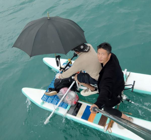 两男子为节省40元船票钱，骑行6小时水上自行车，从广东横跨琼州海峡到达海南