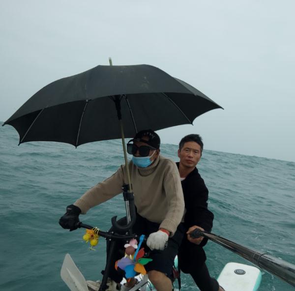 两男子为节省40元船票钱，骑行6小时水上自行车，从广东横跨琼州海峡到达海南