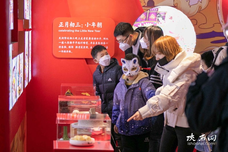 中国年文化馆内游客在参观