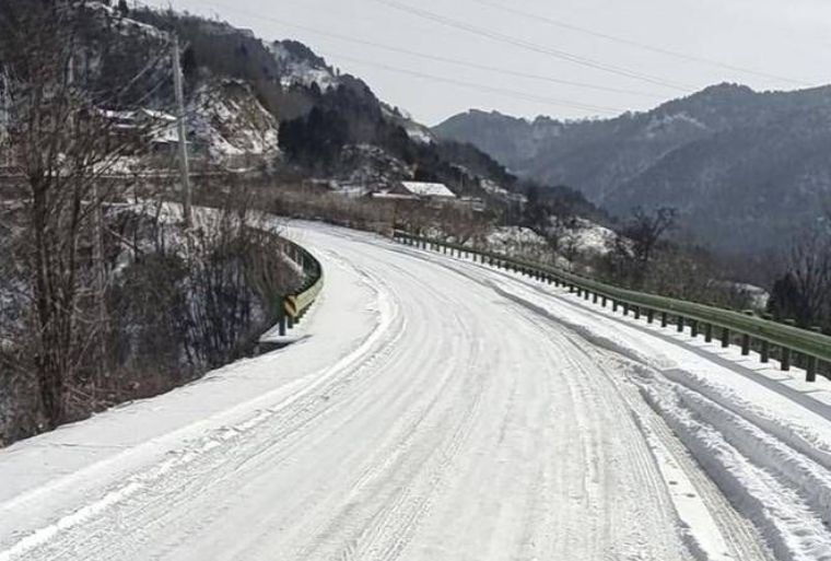 “西安最美盘山路”积雪严重 骊山顶村民出行难