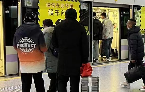 虹桥火车站30万客流遇2号线临时停运 上海警方多措施应对