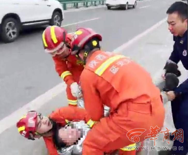清晨一女子欲跳高架桥 消防员紧紧抱住一把救下