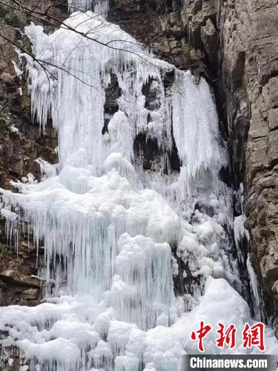 图为冰瀑景观。　 汉江源景区供图