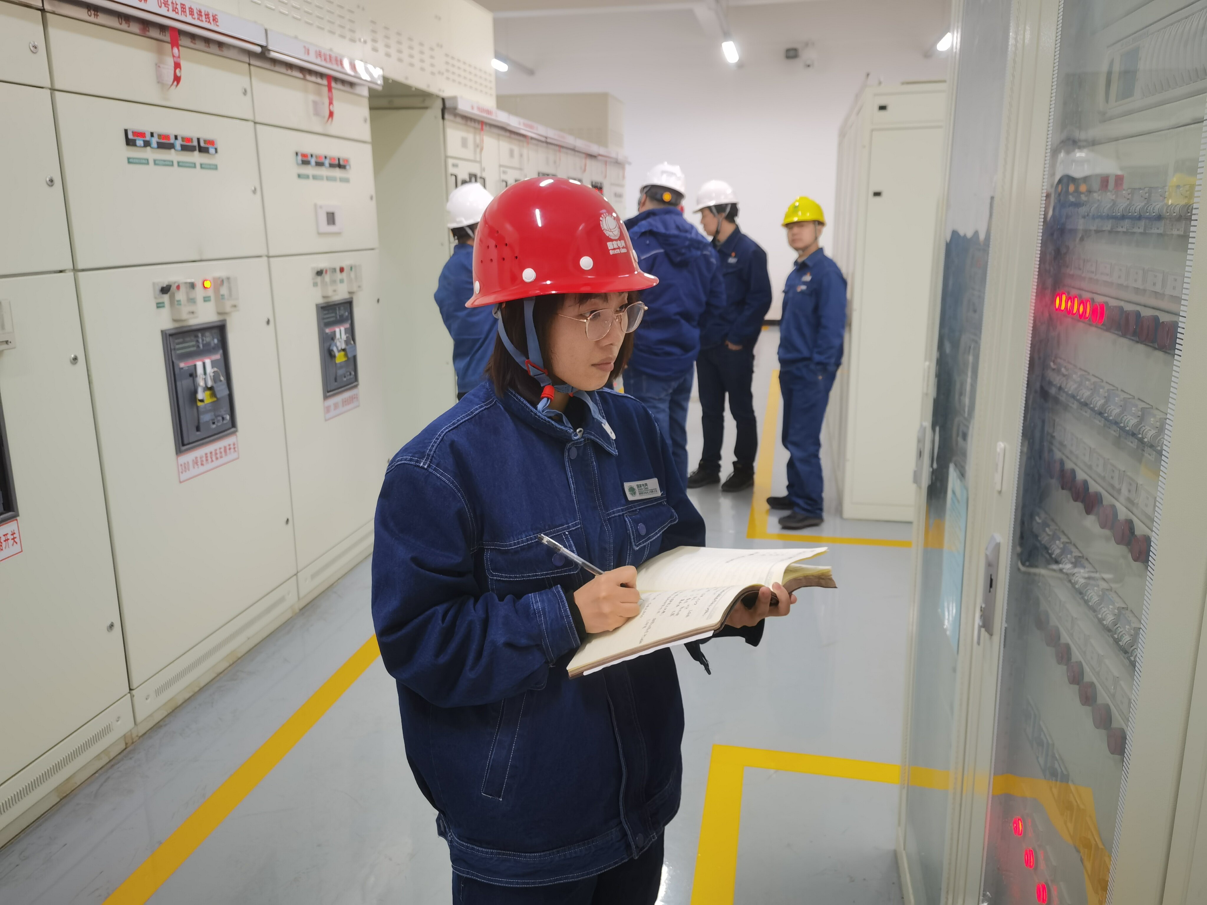 3eDAEwYyHsAOjDc1.jpg 石玉华核对西安古骆330kV变电站主变扩建工程交直流馈路情况_proc.jpg