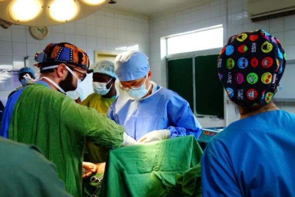 第十批援马拉维医疗队在非洲成功实施一例巨大肿瘤切除术