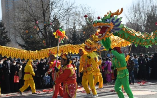 西北社火压轴春节“大戏” 传统非遗竞逐“中国式狂欢”