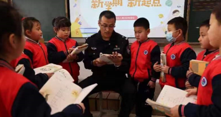 潍坊：青年民警送上“开学第一课”